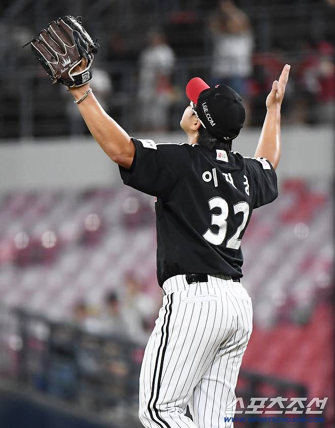 22일 광주 기아 챔피언스필드에서 열린 LG-KIA전. LG가 9대7의 극적인 역전승을 거뒀다. 9회말 마무리로 등판한 이지강이 환호하고 있다. 광주=정재근 기자 cjg@sportschosun.com/2025.7.22/