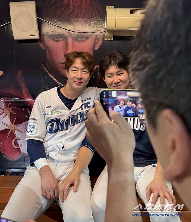 4일 최종전이 끝난 후 인터뷰하는 박건우와 박민우. 사진=나유리 기자