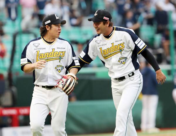 더그아웃으로 들어가는 최정(왼쪽), 김광현. ⓒSSG랜더스