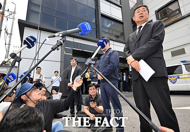 지난해 6월 경기 화성시 서신면 리튬전지 공장인 아리셀에서 박순관 에스코넥 대표가 23명 사망자를 낸 사고가 발생한 것에 대해 공식 사과문을 발표하고 취재진 질의를 받는 모습. /임영무 기자