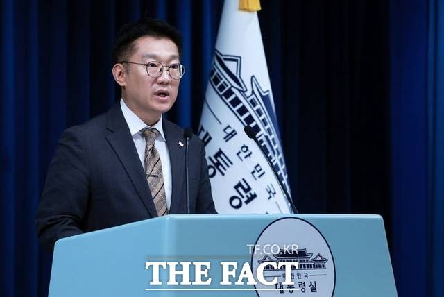 김 대변인은 "이 대통령은 방미에서 복귀한 직후인 26일 밤부터 화재 상황을 수시로 보고 받고 화재 피해 상황, 정부 대응 등을 면밀하게 점검하고 필요한 조치를 지시했다"며 "이 대통령은 28일 오후 jtbc 프로그램 '냉장고를 부탁해'를 녹화하고 오후 5시 30분 중대본회의를 주재했다"고 강조했다. /뉴시스