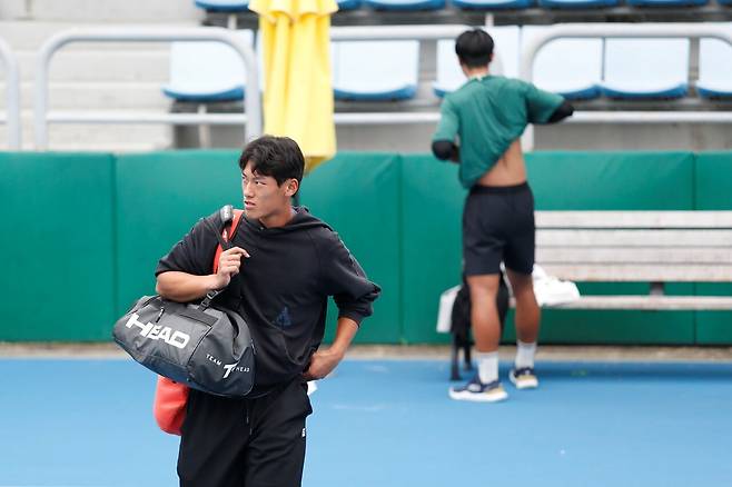 동생의 가방을 들어준 형 조세혁. 조세혁도 이번 대회에 출전했지만 1회전에서 준결승에 오른 지시온에게 패배했다.