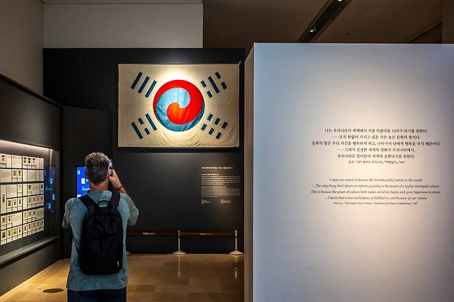 '데니 태극기'를 시작으로 대한제국의 유물과 만나는 '대한제국실'에서 외국인 관람객이 사진 촬영을 하고 있다. / 이신영 영상미디어 기자