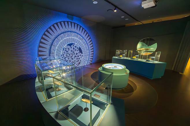 국립전주박물관의 특별전 '나고 드는 땅, 만경과 동진'전. 잔무늬거울의 다채로운 무늬를 화려한 미디어아트로 부활시킨 영상이 눈길을 끈다. / 이건송 영상미디어 기자