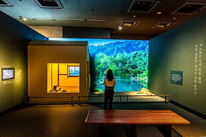 국립중앙박물관 3층에 있는 '일본관' 한쪽엔 일본 선종 정원을 대표하는 '덴류지' 영상과 함께 다도실이 꾸며져있다. 평상 같은 관람석에 앉아 잠시 명상에 빠져볼 수 있다. / 이신영 영상미디어 기자