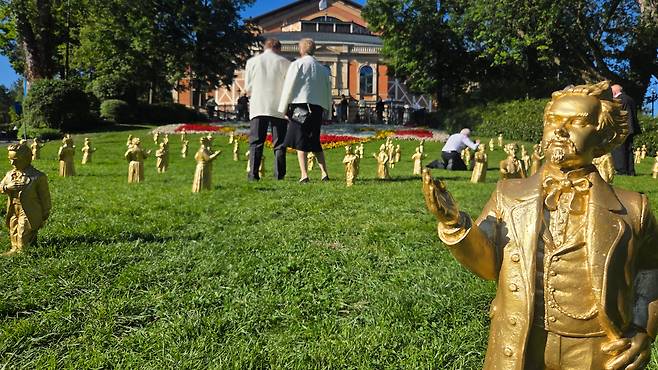 독일 바이로이트 축제극장 앞마당에 전시된 바그너 미니어처 조각상. 관람객들이 자유롭게 구경하고 사진찍는 곳이다./김기철 제공