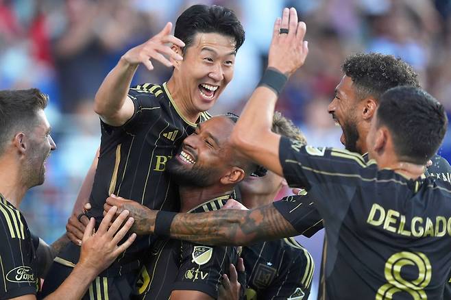 미국 진출 이후 8경기 8골 3도움으로 맹활약을 펼치는 손흥민이 6일 애틀랜타전에서 5경기 연속 골을 노린다. 사진은 손흥민이 지난 8월 댈러스와 벌인 원정 경기에서 MLS 데뷔 골을 터뜨린 뒤 동료들에게 둘러싸여 기뻐하는 모습./AP 연합뉴스