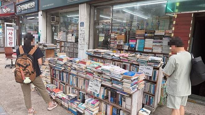 올해 초부터 소셜미디어(SNS)에서 '서울대 중앙도서관 도서가 흘러들어갔다'며 소개된 한 헌책방 앞. /김도균 기자