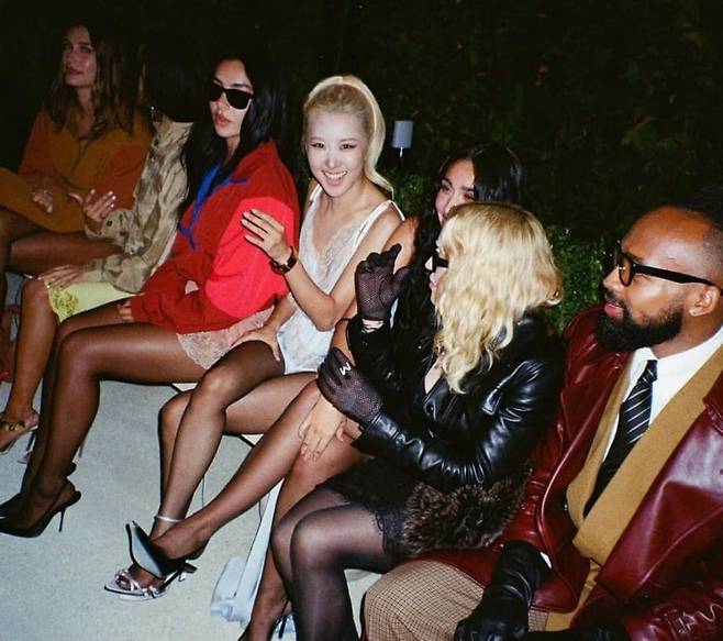 팝스타 마돈나가 공개한 생 로랑 패션쇼 당시 사진. 로제가 센터 자리에 앉은 모습이다./인스타그램