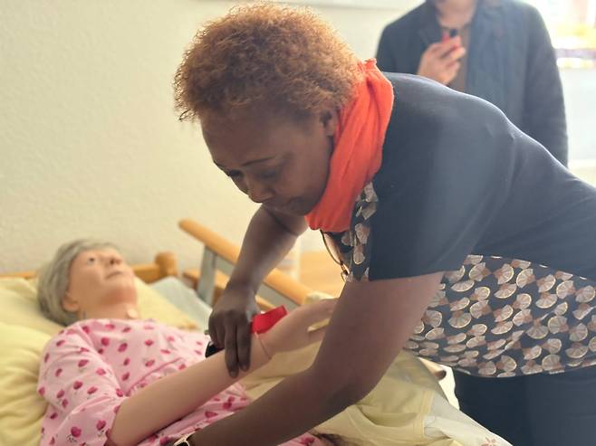 지난 5월 24일(현지 시각) 독일 헤센주 프랑크푸르트에서 차로 약 30분 떨어진 바트빌벨의 하일스베르크 노인센터에서 르완다 이민자인 마리클레르 뷰쿠셍게(Marie-Claire Byukusenge)가 노인 간호 실습용 인체 모형을 다루고 있다. 그는 이 노인센터에서 교육 책임자를 맡고 있다. /정해민 기자