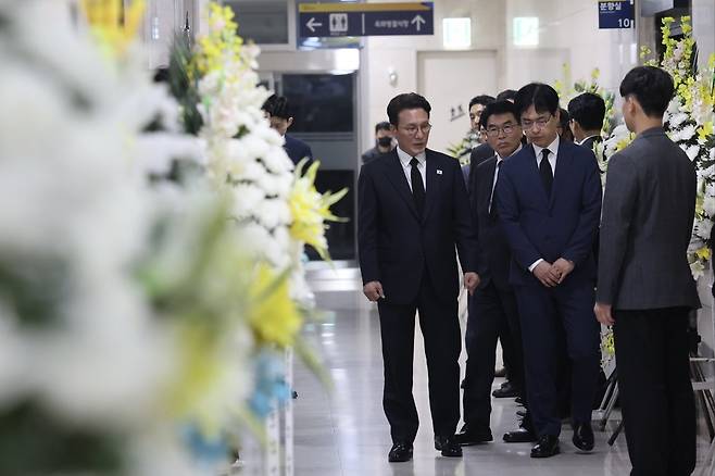 김민석 국무총리가 3일 세종 은하수공원 장례식장에 마련된 국가전산망 담당 행정안전부 공무원 이모 씨 빈소를 조문하고 있다. 2025.10.3/총리실 제공