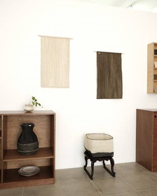 김예지 작가의 ‘질감에서 형태로’ 개인전 모습. 모든 제품은 수세미의 재료인 루파를 사용해 만들어졌다. 갤러리 코엔 제공