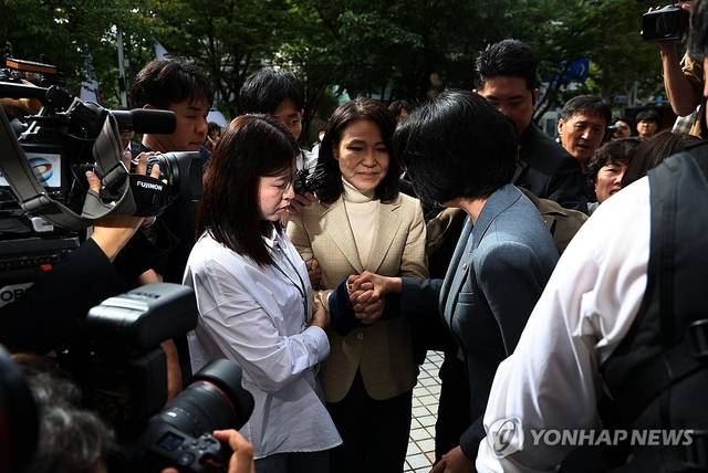 이진숙 전 방송통신위원장이 4일 오후 체포적부심사를 받기 위해 서울남부지법으로 출석하며 배현진 국민의힘 배현진 의원과 손을 잡고 있다. [연합뉴스]