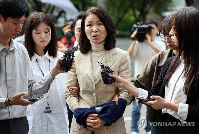 이진숙 전 방송통신위원장이 4일 오후 체포적부심사를 받기 위해 서울남부지법으로 들어서며 발언하고 있다. [연합뉴스]