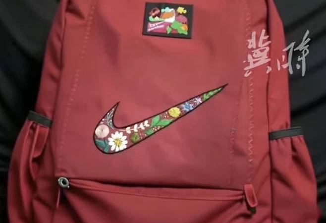 경제적 어려움으로 아들에게 6만원짜리 나이키 가방을 사줄 수 없었던 재봉사 어머니가 직접 수놓은 꽃무늬 로고. 〈사진=더우인 캡처〉