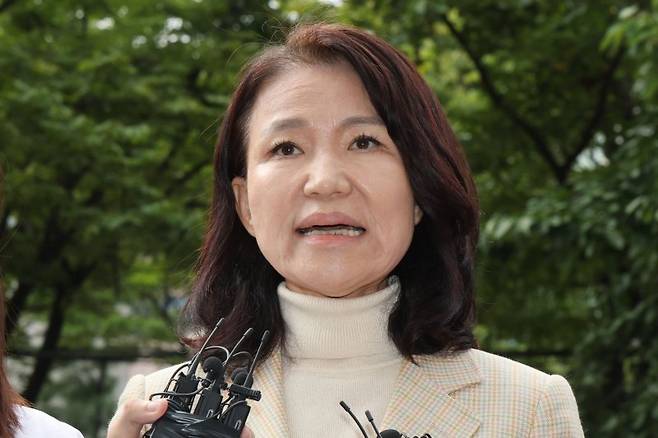 공직선거법·국가공무원법 위반 등 혐의로 체포된 이진숙 전 방송통신위원장이 4일 오후 서울 양천구 서울남부지방법원에서 열린 체포적부심사에 출석하며 입장을 밝히고 있다. 뉴스1