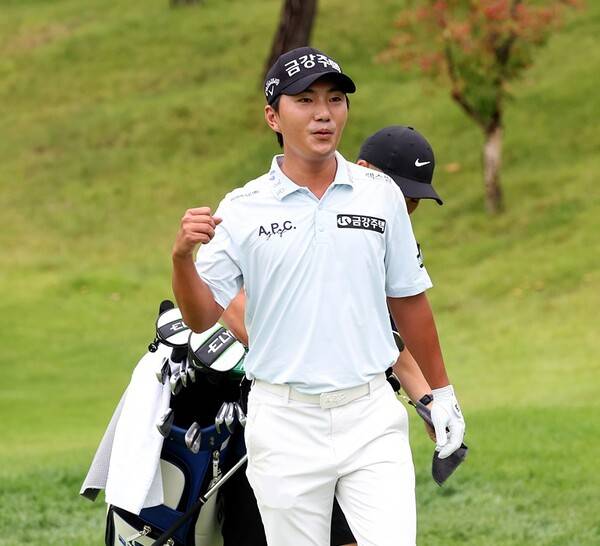 2025년 한국프로골프(KPGA) 투어 신설 대회인 KPGA 경북오픈 우승을 차지한 옥태훈 프로가 최종라운드에서 칩인 버디를 잡은 후 세리머니 하는 모습이다. 사진제공=KPGA (사진을 무단으로 사용하지 마십시오.)