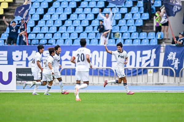 서울 이랜드 허용준이 3일 탄천종합운동장에서 열린 K리그2 성남과 경기에서 쐐기골을 넣은 뒤 기뻐하고 있다. 서울 이랜드 제공