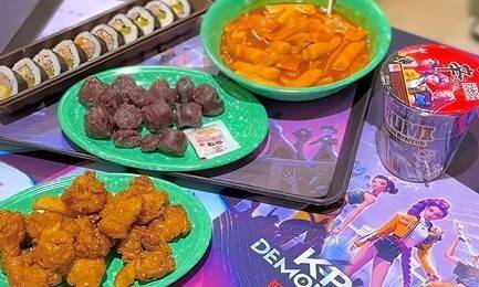 애버랜드의 케데헌 분식세트. 재구언 유튜브 갈무리