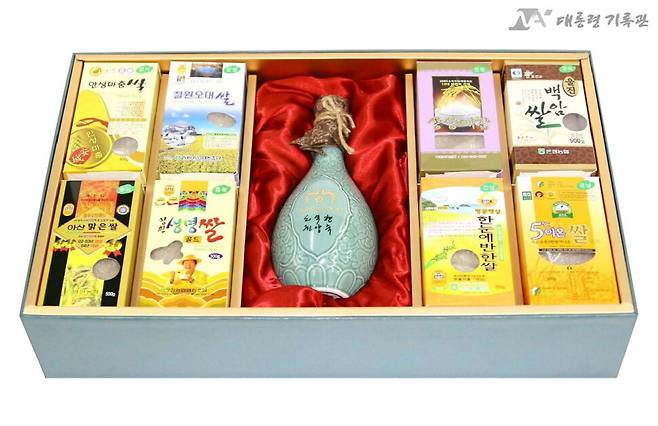 노무현 전 대통령이 2006년 설에 보낸 선물. ‘쌀 관세화 유예 협상’ 비준 동의안이 국회를 통과(2005년 11월 23일)한 이듬해, 농민들을 향한 위로와 격려를 담아 전국 8도의 친환경·고품질 브랜드 쌀 8종을 가야곡 왕주와 함께 보냈다. 대통령 기록관 누리집 갈무리