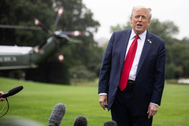 도널드 트럼프 미국 대통령이 지난달 30일 워싱턴 백악관에서 전용 헬기 탑승 전 기자들과 만나 대화하고 있다. 워싱턴=EPA 연합뉴스