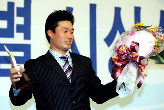 2005년 신인상을 수상한 오승환. 한국일보 자료사진
