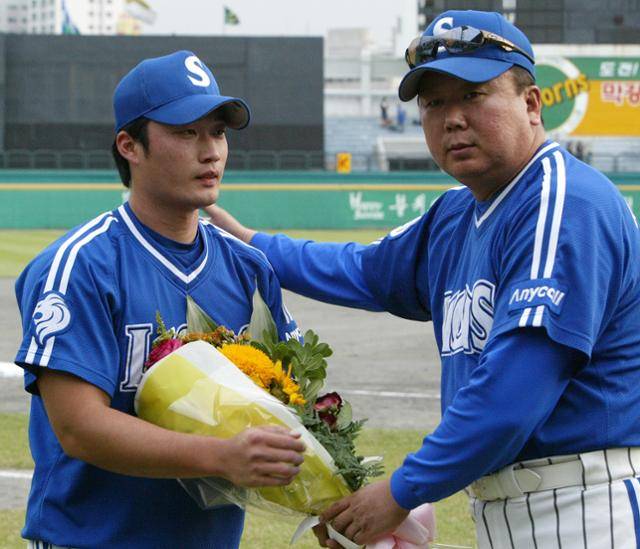 2006년 선동열 삼성 감독이 47세이브를 달성한 오승환에게 축하 꽃다발을 건네고 있다. 연합뉴스