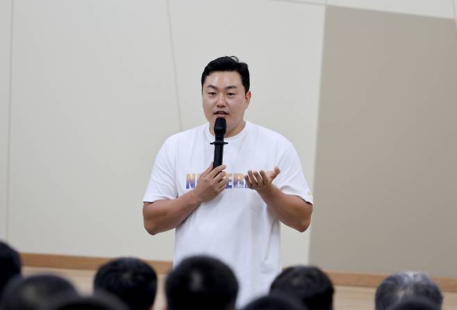 <yonhap photo-3811="">(제주=연합뉴스) 전지혜 기자 = 메이저리거 최지만이 1일 오후 제주고등학교 양지관에서 제주고·제주제일중 야구 학생선수들과 만나 질문에 답하고 있다. 2024.11.1 atoz@yna.co.kr/2024-11-01 15:13:03/ <저작권자 ⓒ 1980-2024 ㈜연합뉴스. 무단 전재 재배포 금지, AI 학습 및 활용 금지></yonhap>