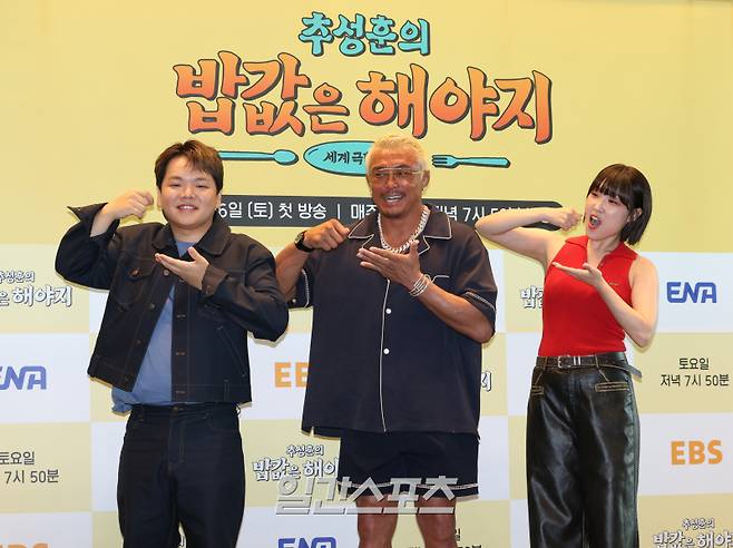 유튜브 곽준빈, 이종격투기선수 추성훈, 코미디언 이은지가 23일 오전 서울 영등포구 TWO IFC에서 진행된 ENA와 EBS 공동제작 '추성훈의 밥값은 해야지' 제작발표회에 참석해 포토타임을 하고 있다. '추성훈의 밥값은 해야지'는 '아조씨' 추성훈이 세계 극한 직업에 도전하고 땀 흘려 번 밥값만큼 즐기는 현지 밀착 리얼 생존 여행기. 오는 26일 저녁 7시 50분 첫 방송. 서병수 기자 qudtn@edaily.co.kr /2025.07.23/