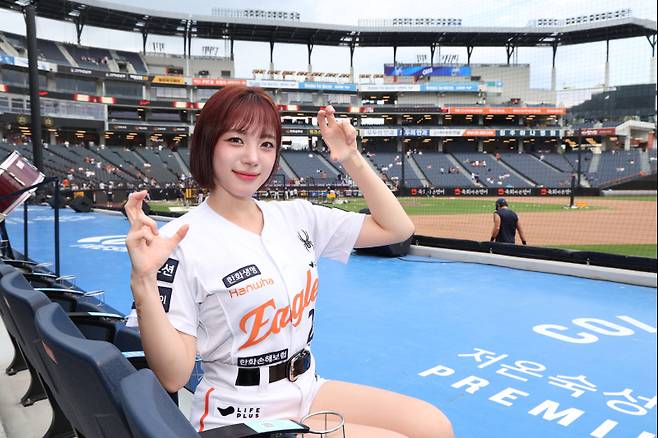 독수리 포즈를 한 하지원 치어리더. 사진=한화 이글스