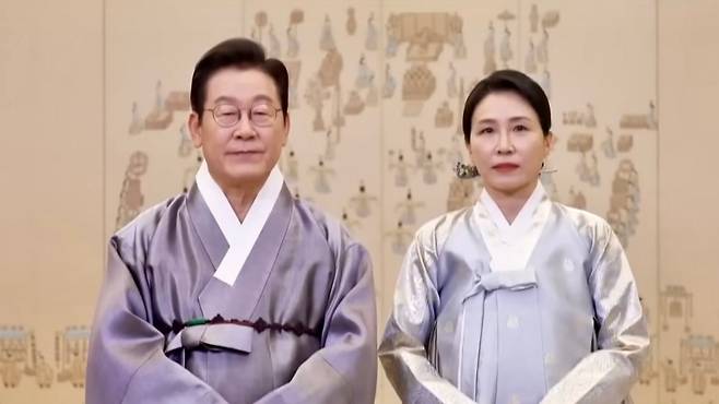 이재명 대통령과 김혜경 여사가 4일 추석 명절 인사를 전하고 있다. (KTV 유튜브 캡처)