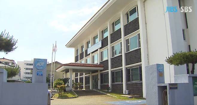 제주도교육청 데이터센터가 입주해 있는 옛 북제주군교육청사. 1982년 지어진 건물이다.