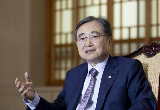 조현 외교부 장관이 1일 서울 종로구 외교부 청사에서 중앙SUNDAY와 인터뷰하고 있다. 김상선 기자