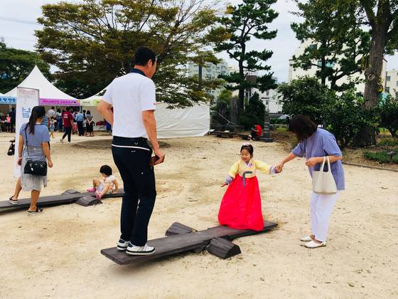 지난 추석 기간 제주시 삼도2동 제주목 관아에서 진행된 한가위 전통놀이. 제주도