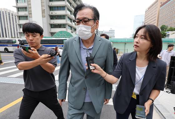 가상자산범죄 합수단은 2023년 이른바 '욘사마 코인' 사태를 수사하며 건진법사 전성배씨의 부정청탁 혐의점을 포착했다. 이는 김건희 특검팀(특별검사 민중기)의 불법 정치자금 수사의 실마리가 됐다. 전씨가 지난 8월21일 영장심사를 포기한 후 김건희 특검팀 사무실로 향하고 있다.   연합뉴스.