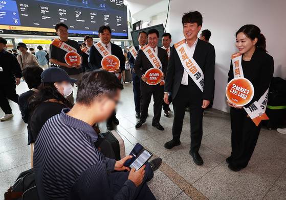 개혁신당 이준석 대표가 2일 서울역에서 귀성길에 오르는 시민들에게 인사하고 있다. 연합뉴스