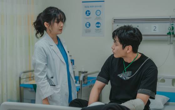 MBC 드라마 ‘메리 킬즈 피플’은 불법 조력사망을 시행하는 의사와 형사의 추격전을 그렸다. [사진 MBC]