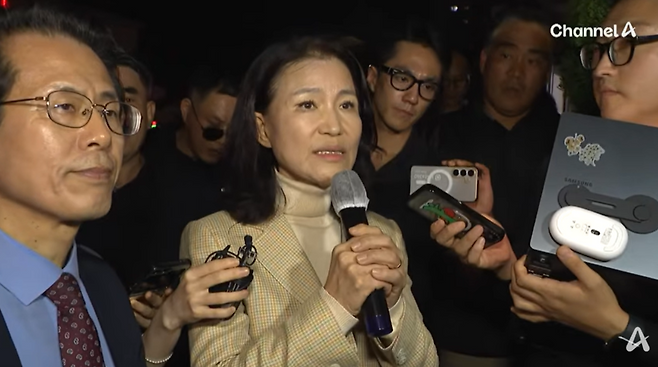 이진숙 전 위원장이 경찰서 앞에서 자신의 이름을 연호하는 지지자들 앞에서도 따로 감사 인사를 전하고 있다. /채널A 유튜브