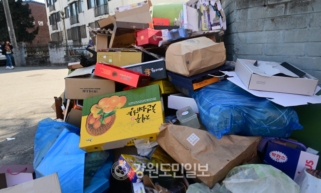 ▲ 주택가 도로변에 쌓인 쓰레기.&nbsp; 강원도민일보 자료사진