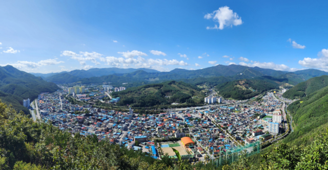 ▲ 태백시가 ‘아이 키우기 좋은 도시’ 실현을 목표로 꿈탄탄 바우처 지원, 꿈탄탄 이음터 건립, 지역 인재 장학금 확대, 교육발전특구 운영, 공교육 기반 강화 등 5대 핵심 전략을 중심으로 다양한 교육정책을 추진, 교육 정주 환경 조성에 나섰다. 태백시 황지권역 전경.