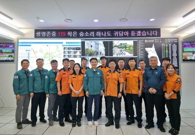 ▲ 김진태 강원도지사가 4일 강원소방본부 119종합상황실을 방문해 추석명절 특별경계 근무 중인 대원들을 격려했다.