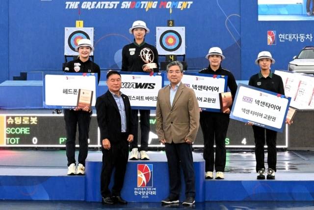 ▲ 임시현이 지난 3일 광주 5·18민주광장 특설 경기장에서 막을 내린 현대자동차 정몽구배 한국양궁대회 2025 여자 리커브 우승을 차지한 뒤 시상대에 올랐다. 현대자동차그룹 제