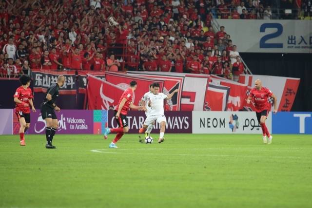 ▲ 강원FC 김대우가 지난 30일(현지 시간) 중국 쓰촨 청두 봉황산스포츠공원축구경기장에서 열린 청두 룽청과 2025-2026 AFC 챔피언스리그 엘리트 리그 스테이지 동아시아 2차전에서 패스를 시도하고 있다. 강원FC 제공