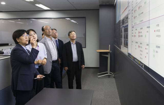 ▲ 정은경 보건복지부 장관은 연휴 이틀째인 4일 서울 중구 국립중앙의료원 중앙응급의료센터를 방문했다.보건복지부 제공