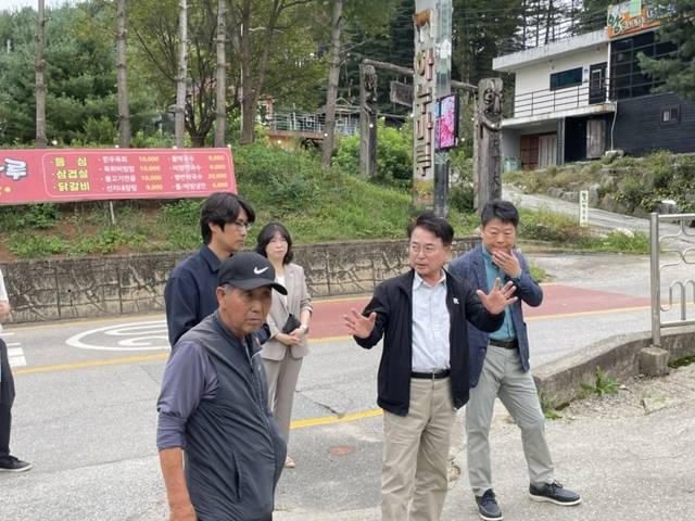 ▲ 육동한 시장이 4일 동산면 조양2리를 방문, 주민들과 만나 지역현안을 점검했다.