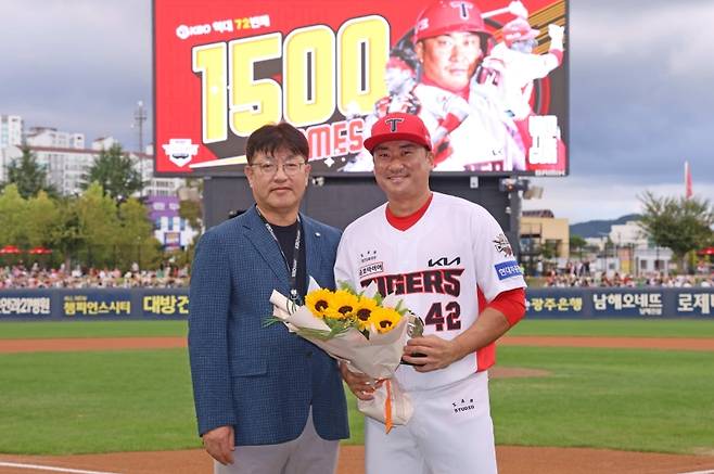 ▲ 오석환 KBO 경기운영위원과 KIA 타이거즈 포수 김태군 [KIA 타이거즈]