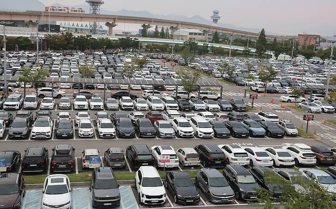 추석 연휴를 하루 앞둔 2일 오전 부산 강서구 김해국제공항 국제선 주차장이 차량으로 가득 차 있다. /사진=연합뉴스
