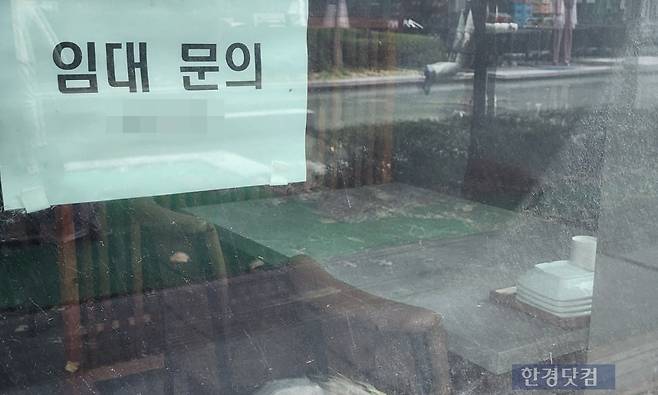 인천 커낼워크 한 상가에 임대 안내문이 붙어 있다. 내부엔 이전까지 사용한 것으로 보이는 집기가 그대로 방치되어 있다. 사진=오세성 한경닷컴 기자