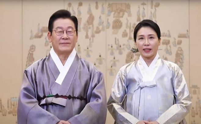 이재명 대통령과 김혜경 여사가 추석 연휴 이틀째인 4일 한복 차림으로 영상 메시지를 통해 명절 인사를 전하고 있다.  /사진=연합뉴스