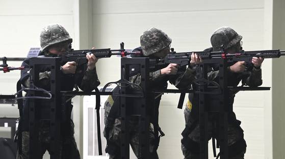 Reserve force members undergo training at a scientific reserve training center in Hwaseong, Gyeonggi on March 6. [NEWS1]